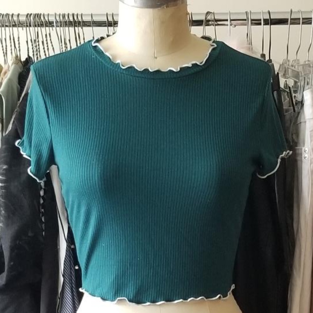 SHORT SLEEVE RIBBED RUFFLED STRETCH CROP TOP